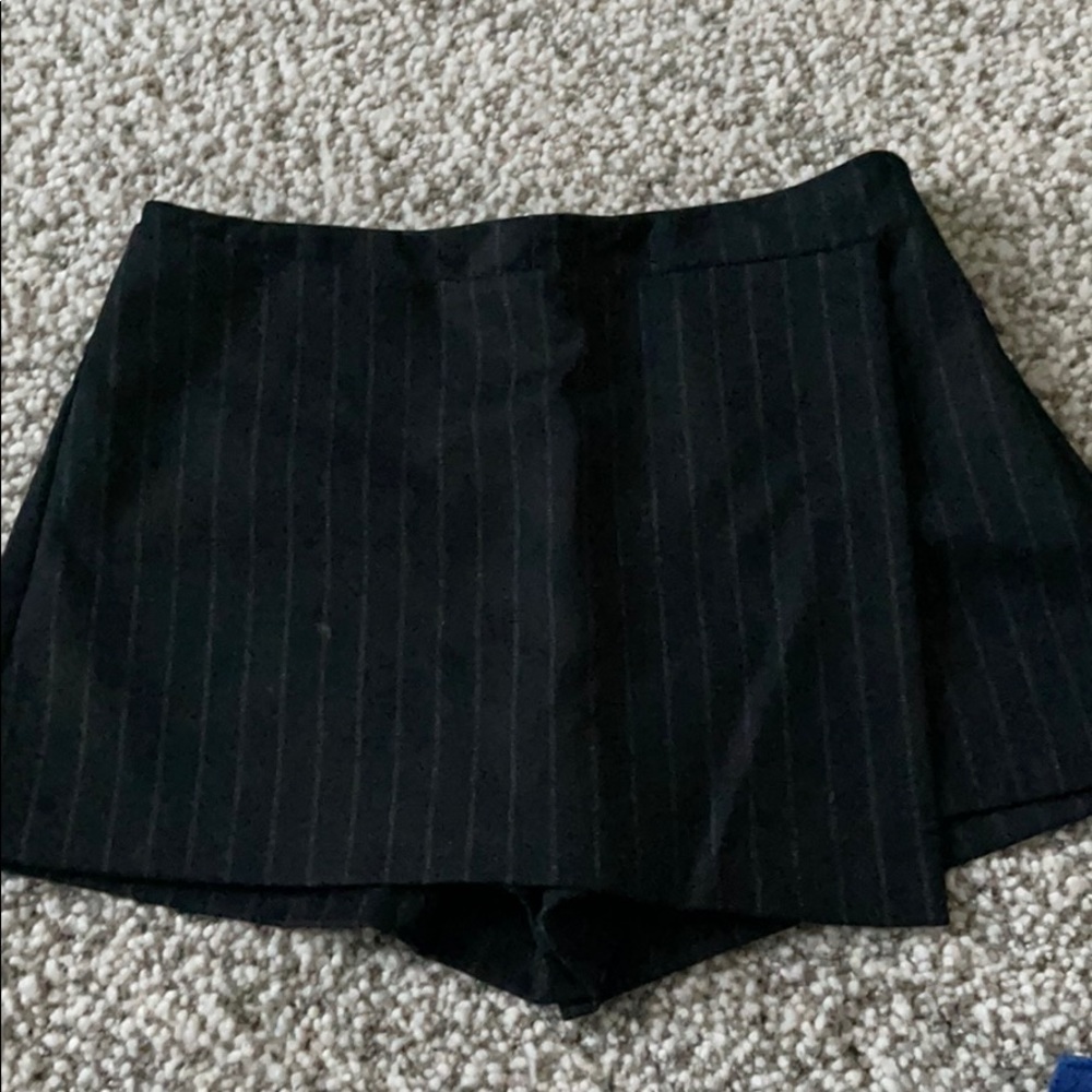 AQUA NWT skort- black with subtle pin stripe